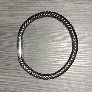 Leather bracelet eith white gold interwoven